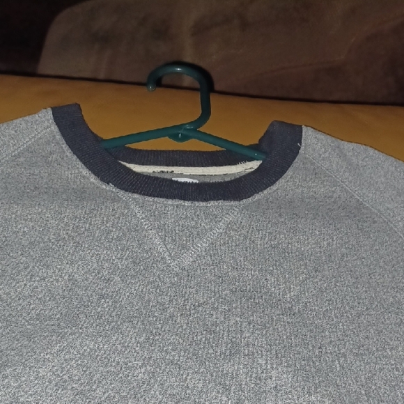 🌺Russell Athletic Gray Crewneck Sweatshirt with V-Stitch Detail🎉 - Picture 5 of 10